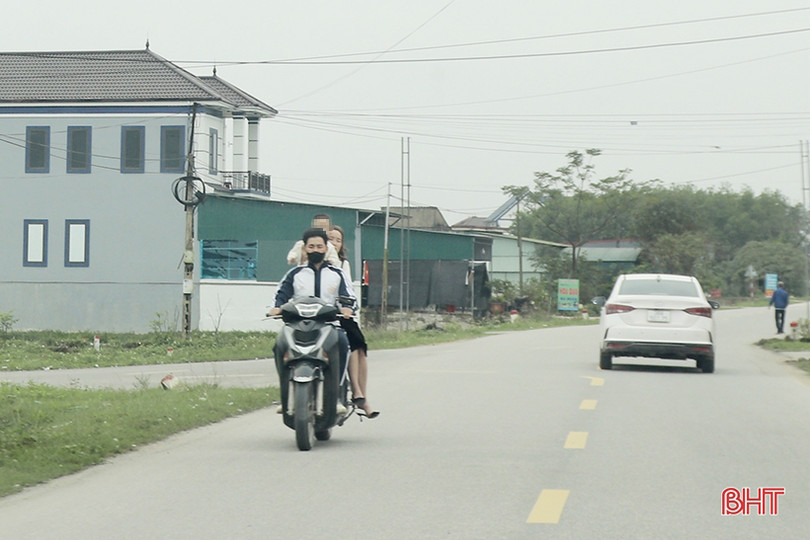 Vô tư “kẹp ba”, đầu trần điều khiển xe máy du xuân