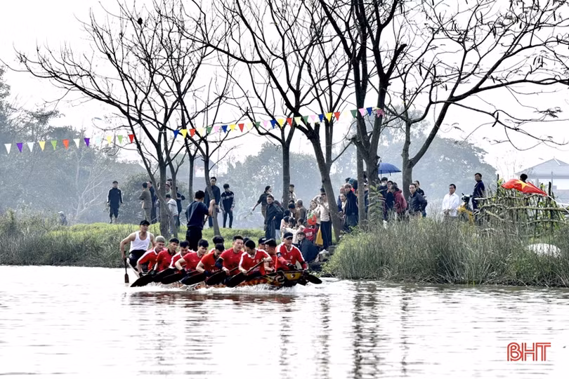 Tưng bừng lễ hội đua thuyền trên sông Minh