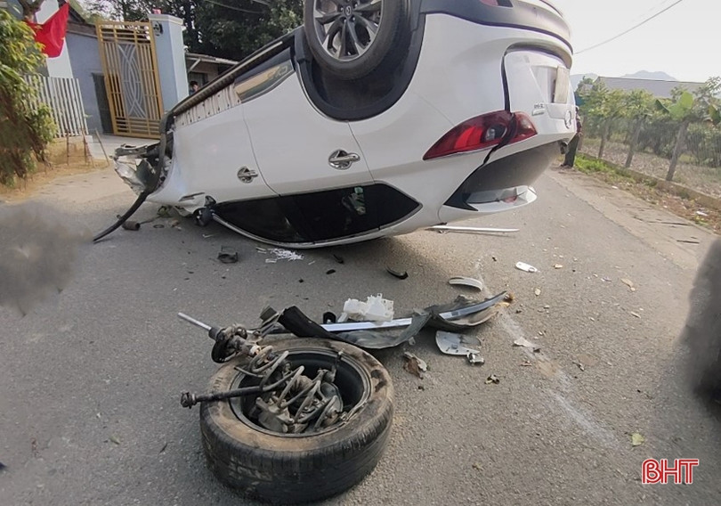 Mazda CX-5 mất lái, “phơi bụng” giữa đường ở Hương Khê