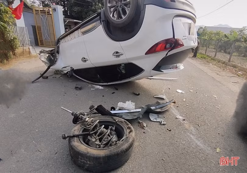 Mazda CX-5 mất lái, “phơi bụng” giữa đường ở Hương Khê