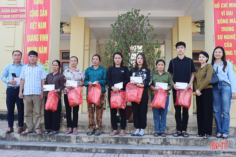 Công ty Hoàng Long trao hơn 30 triệu đồng quà tết ở Cẩm Xuyên