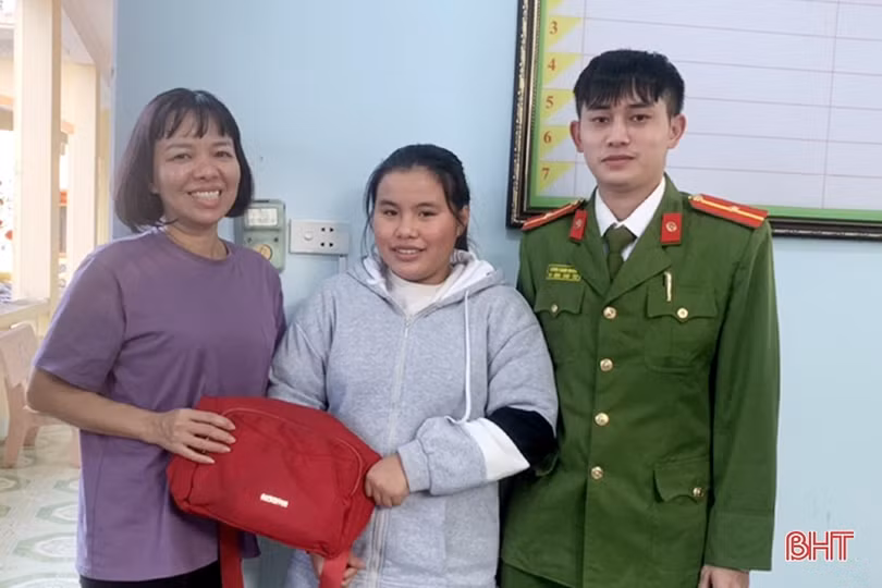 Liên tiếp nhặt được tài sản giá trị, nữ sinh tìm người trả lại