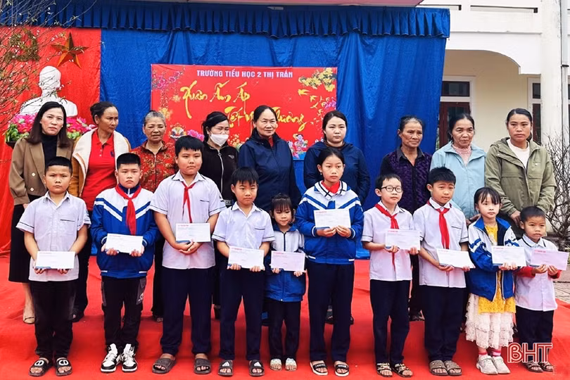 Liên hiệp Hội Phụ nữ Việt Nam tại Đức tặng quà tết cho hoàn cảnh khó khăn ở Hà Tĩnh