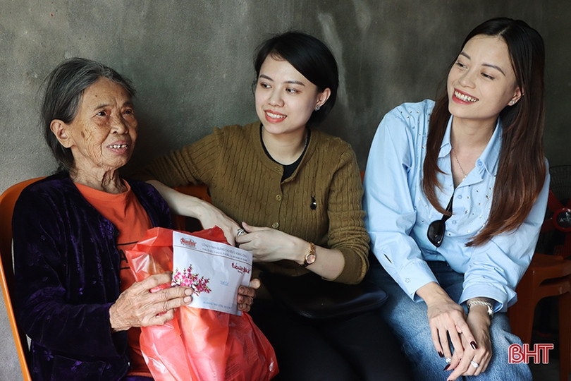 Công ty Hoàng Long trao hơn 30 triệu đồng quà tết ở Cẩm Xuyên