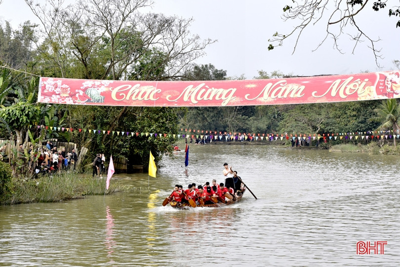 Tưng bừng lễ hội đua thuyền trên sông Minh
