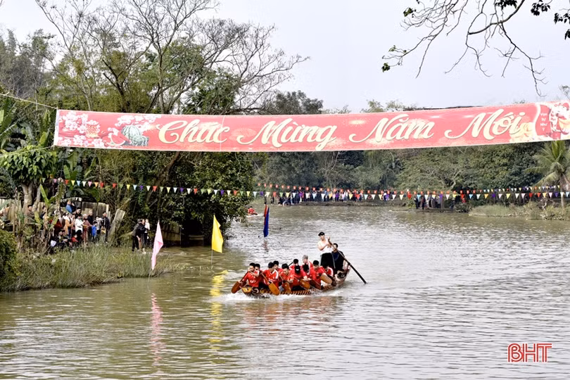 Tưng bừng lễ hội đua thuyền trên sông Minh