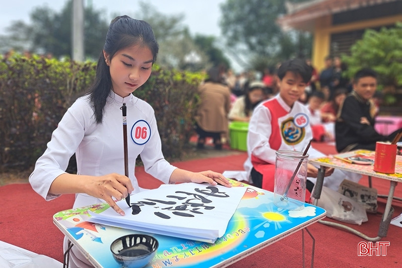 Thi viết thư pháp trên quê hương Đại thi hào Nguyễn Du