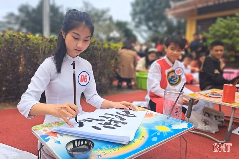 Thi viết thư pháp trên quê hương Đại thi hào Nguyễn Du