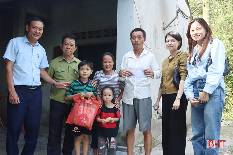 Công ty Hoàng Long trao hơn 30 triệu đồng quà tết ở Cẩm Xuyên