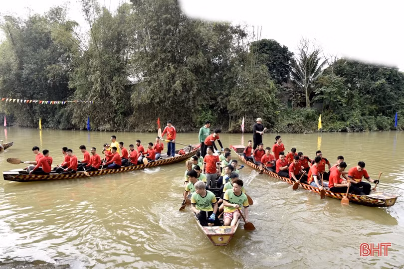 Tưng bừng lễ hội đua thuyền trên sông Minh