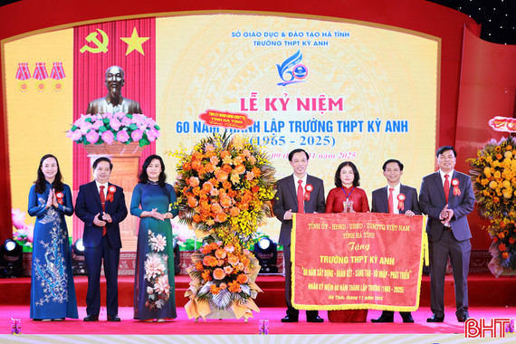 Lãnh đạo Quân khu 4, tỉnh Hà Tĩnh dự kỷ niệm thành lập các trường THPT Hồng Lĩnh, THPT Kỳ Anh