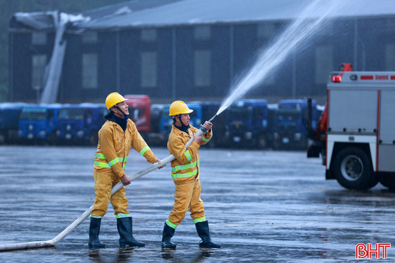 Phối hợp diễn tập phương án cứu nạn, cứu hộ tại cảng Vũng Áng