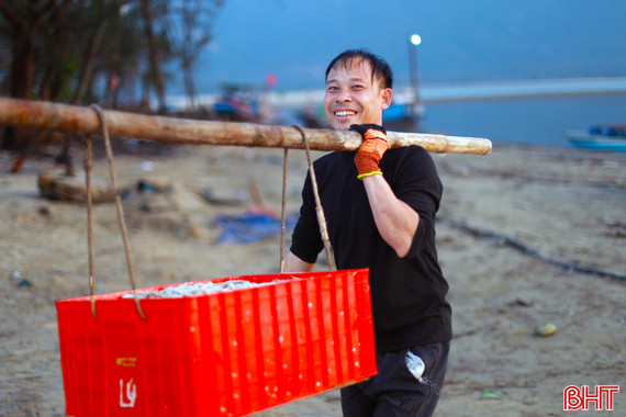 Ngư dân miền biển phía Nam Hà Tĩnh trúng đậm cá cơm