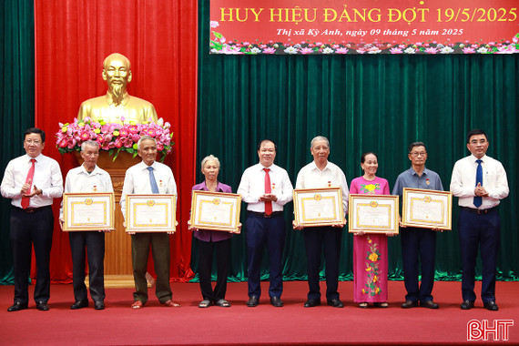 Các địa phương trao tặng Huy hiệu Đảng dịp 19/5