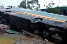 Xe khách mất lái, lật nghiêng dưới mương nước ở Hà Tĩnh