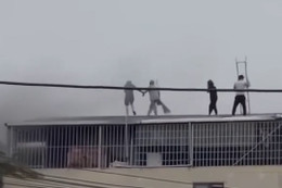 2 thanh niên cầm búa phá mái tôn, cứu 7 người thoát khỏi đám cháy