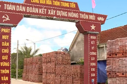 Khi vỉa hè trở thành bãi tập kết gạch