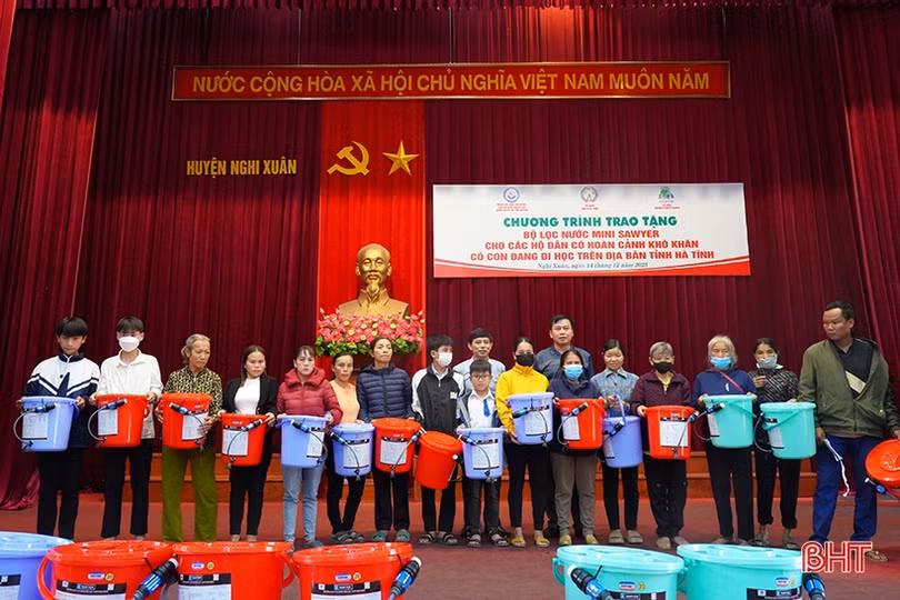Trao 150 bộ lọc nước hỗ trợ gia đình khó khăn ở Nghi Xuân