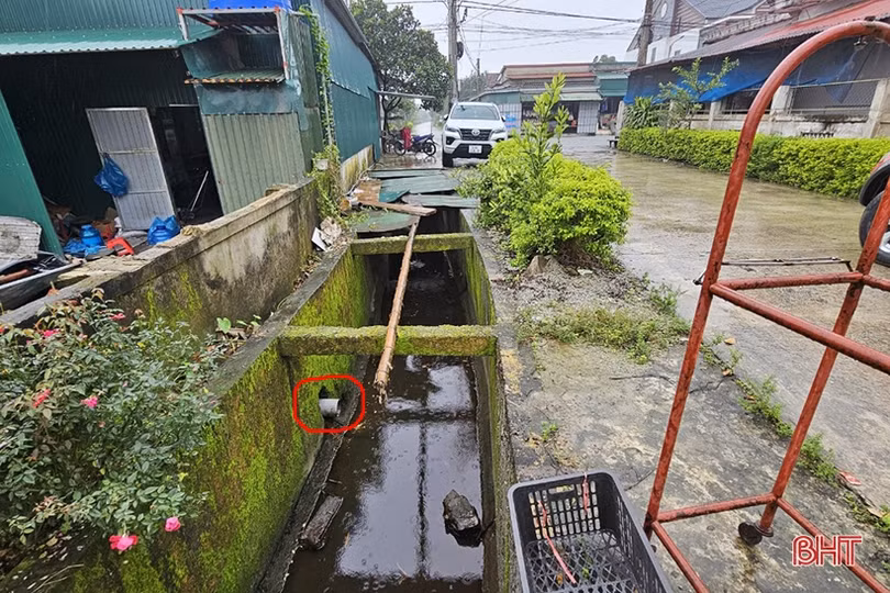 Kênh tiêu thoát bốc mùi khó chịu, người dân Yên Hòa đã có câu trả lời