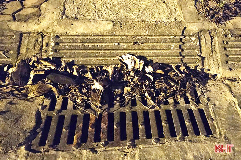 Hàng loạt lưới chắn rác trên tuyến Nguyễn Du kéo dài bị lấy trộm