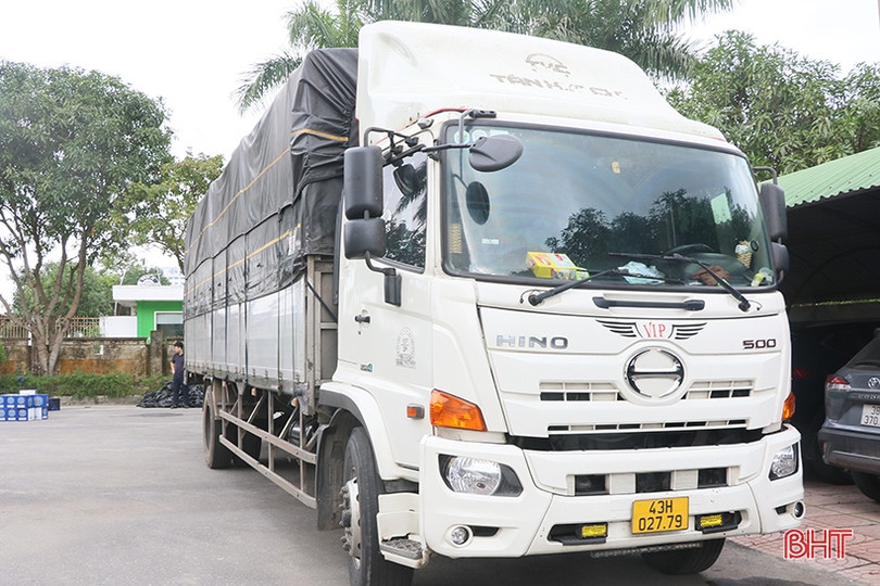 Bắt xe tải chở 1.630 chai “rượu ngoại” không rõ nguồn gốc qua Hà Tĩnh