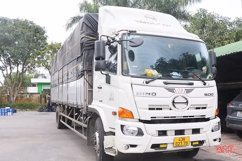 Bắt xe tải chở 1.630 chai “rượu ngoại” không rõ nguồn gốc qua Hà Tĩnh