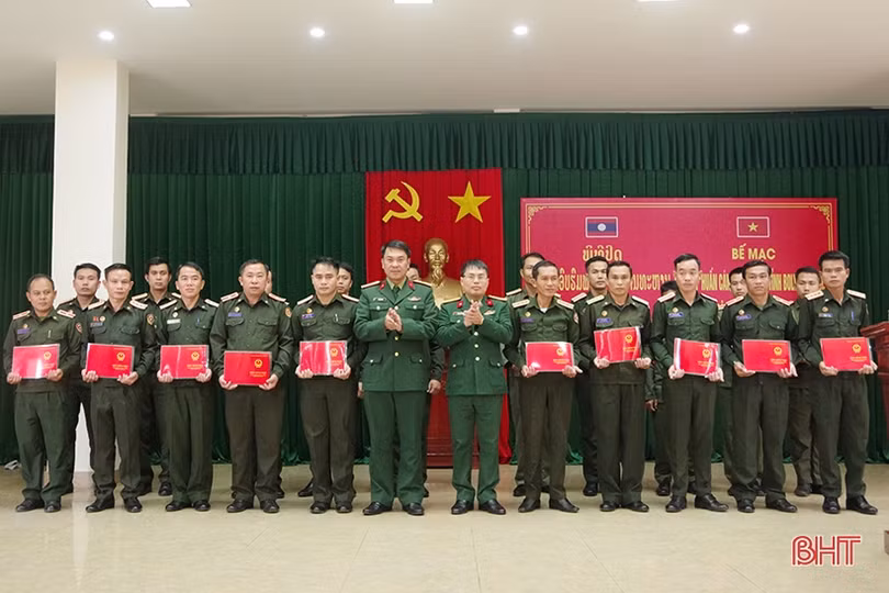 Hoàn thành lớp huấn luyện cho cán bộ quân sự tỉnh Bolikhămxay