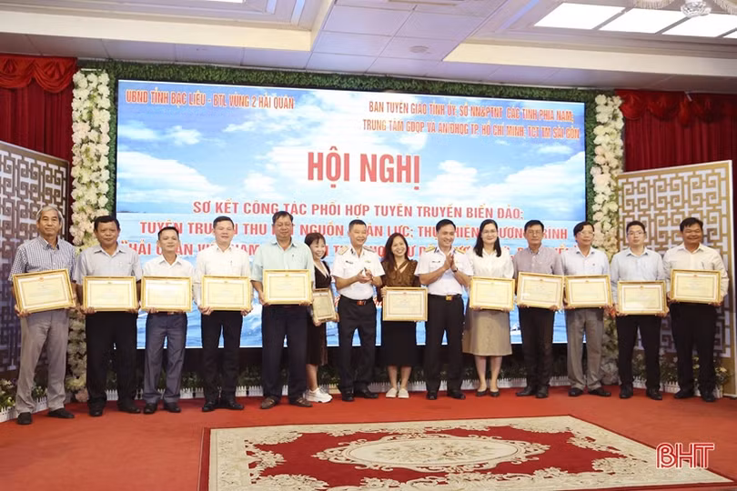 Hơn 1.200 đại biểu thăm quân, dân trên các đảo thuộc Quần đảo Trường Sa, Nhà giàn DK1