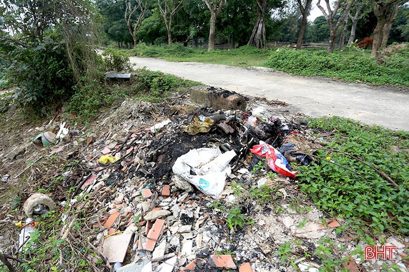Rác thải ngổn ngang trên đê Tả Nghèn