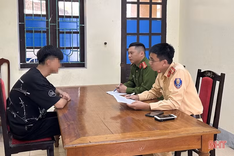 Phát hiện nhóm thanh thiếu niên vi phạm ATGT và mua bán tiền chất tự chế pháo nổ