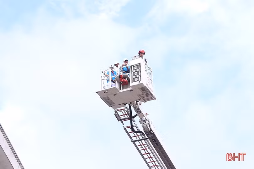 Trang bị kỹ năng chữa cháy, thoát hiểm cho học sinh, giáo viên