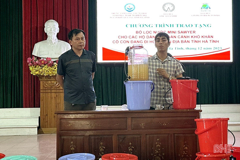 Trao 1.200 bộ lọc nước cho gia đình gặp hoàn cảnh khó khăn