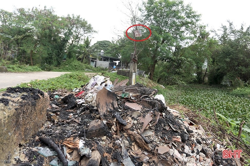 Rác thải ngổn ngang trên đê Tả Nghèn