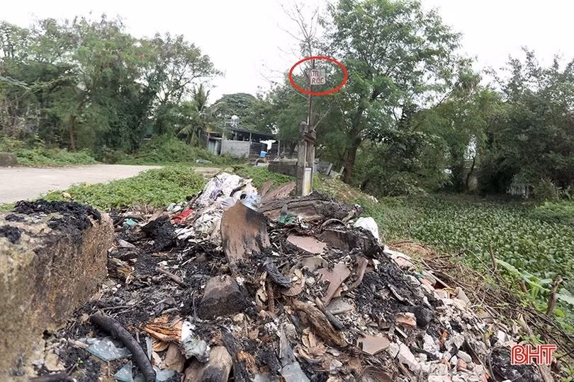 Rác thải ngổn ngang trên đê Tả Nghèn