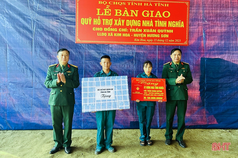 Bàn giao nhà tình nghĩa cho chiến sỹ dân quân có hoàn cảnh khó khăn