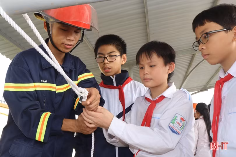 Trang bị kỹ năng chữa cháy, thoát hiểm cho học sinh, giáo viên