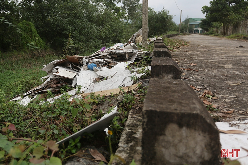 Rác thải ngổn ngang trên đê Tả Nghèn