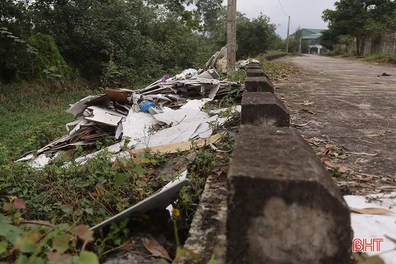 Rác thải ngổn ngang trên đê Tả Nghèn