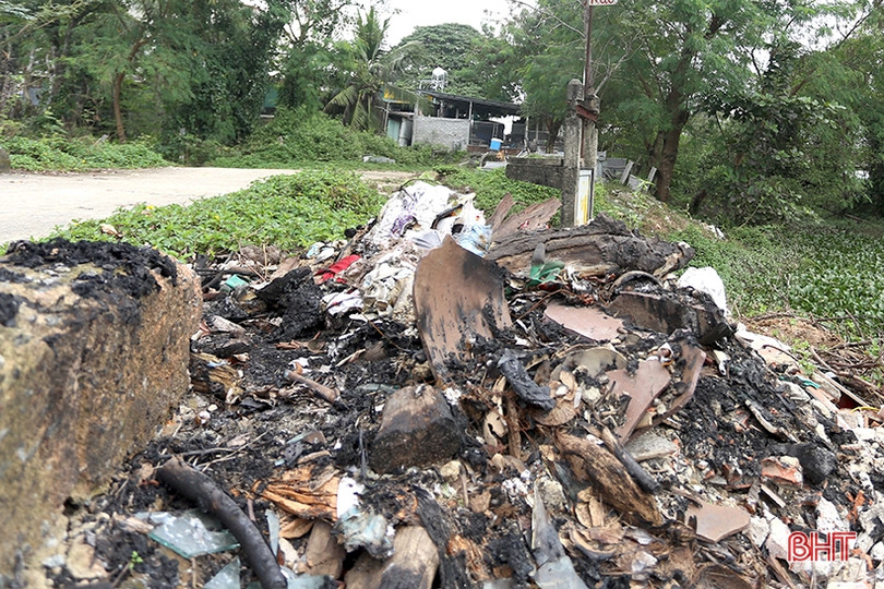 Rác thải ngổn ngang trên đê Tả Nghèn