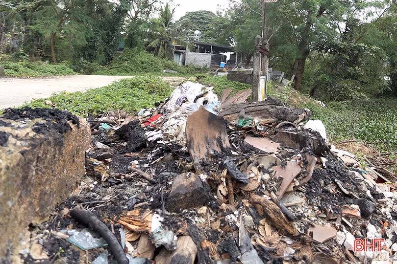 Rác thải ngổn ngang trên đê Tả Nghèn