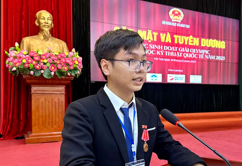 Đinh Cao Sơn được trao tặng Huân chương Lao động hạng Nhì