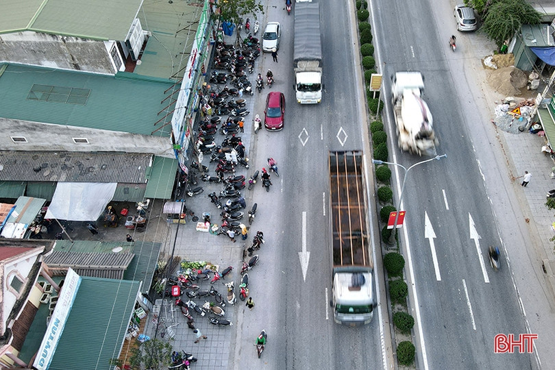 Tiềm ẩn nguy cơ tai nạn trước chợ chiều ở trung tâm Can Lộc