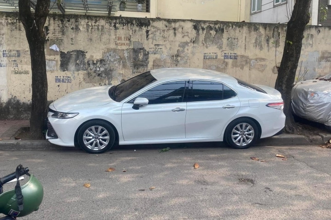 Tài xế ghép ngang xe vừa khít giữa hai cây