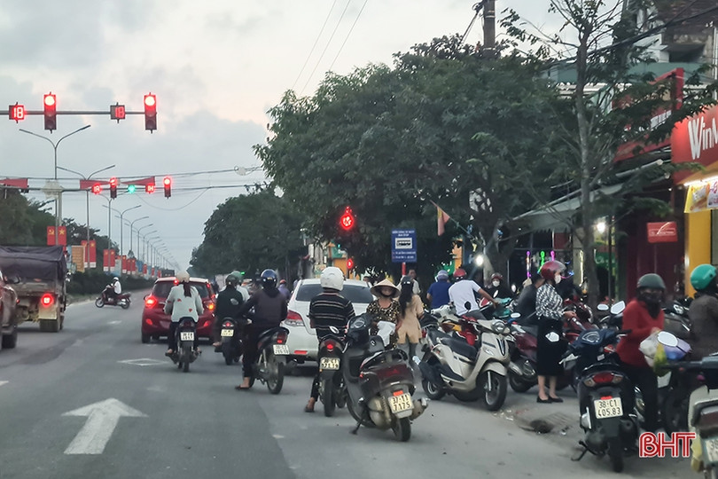 Tiềm ẩn nguy cơ tai nạn trước chợ chiều ở trung tâm Can Lộc