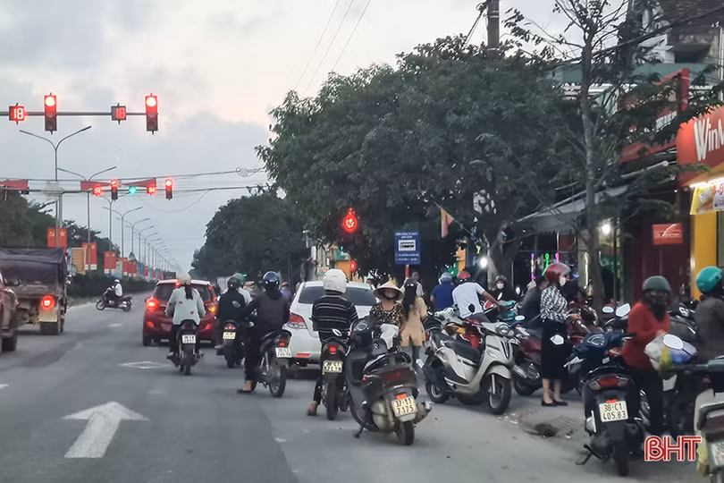 Tiềm ẩn nguy cơ tai nạn trước chợ chiều ở trung tâm Can Lộc