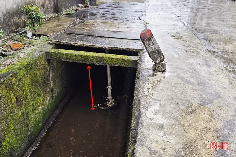 Kênh tiêu thoát bốc mùi khó chịu, người dân Yên Hòa đã có câu trả lời