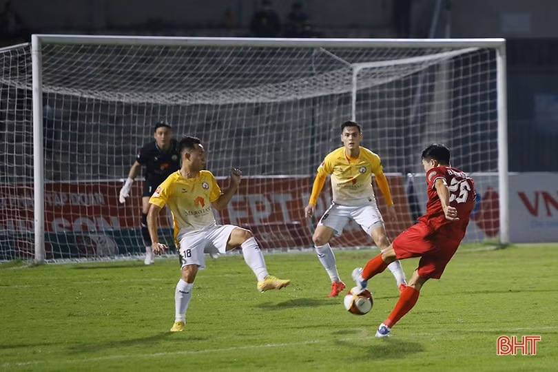 Hồng Lĩnh Hà Tĩnh vs Bình Định: 4 bàn không gỡ, xuống cuối bảng xếp hạng!