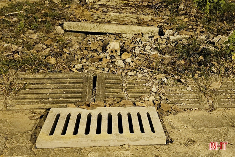 Hàng loạt lưới chắn rác trên tuyến Nguyễn Du kéo dài bị lấy trộm