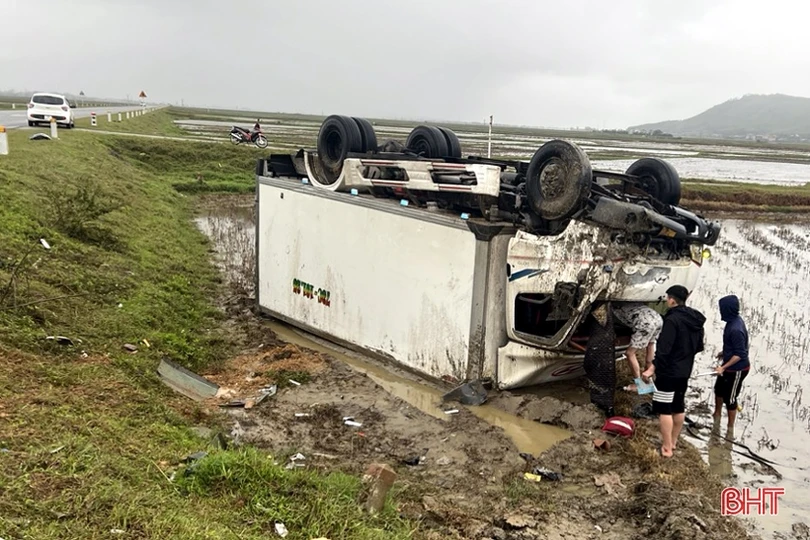 Tai nạn trên đường ven biển Hà Tĩnh, nhiều người thương vong