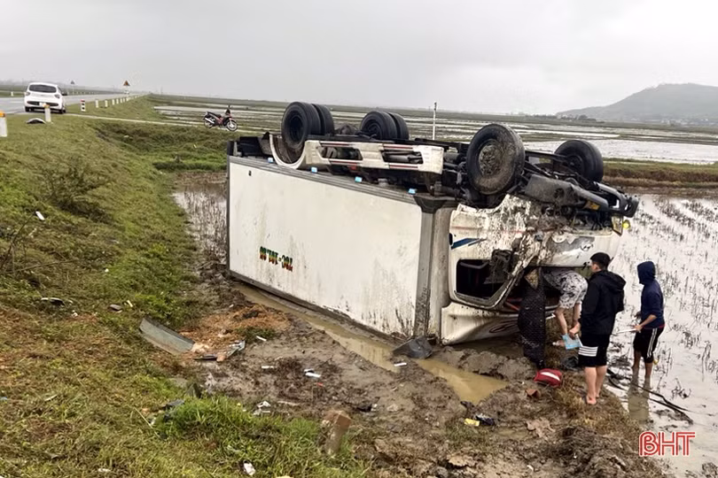 Tai nạn trên đường ven biển Hà Tĩnh, nhiều người thương vong